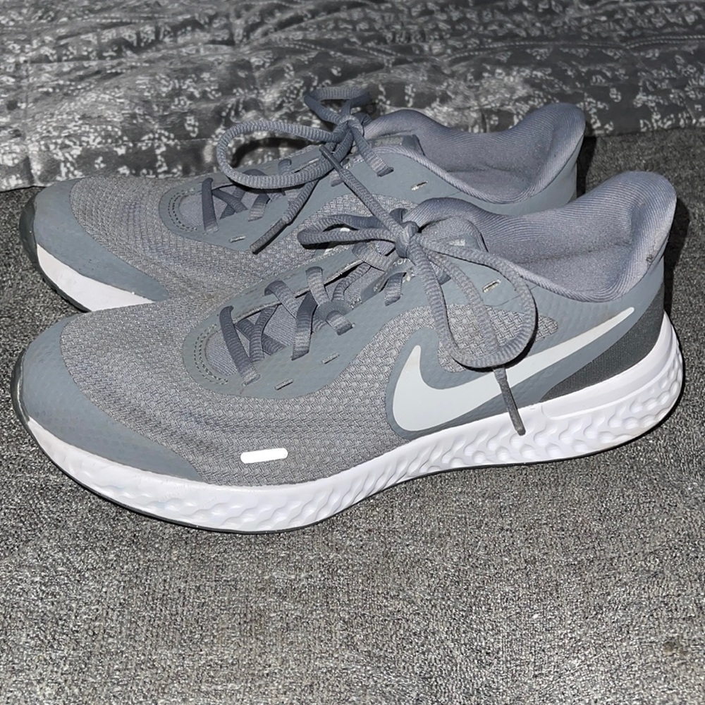 Youth Nike Revolution Running Shoes sz 7Y